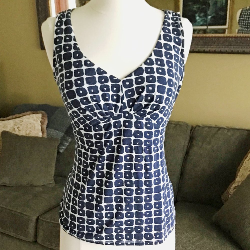Boden v-neck sleeveless top – navy & white geometric pattern